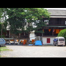 Auf dem Tempelgelände haben etliche Mönche ihre Zelte aufgeschlagen